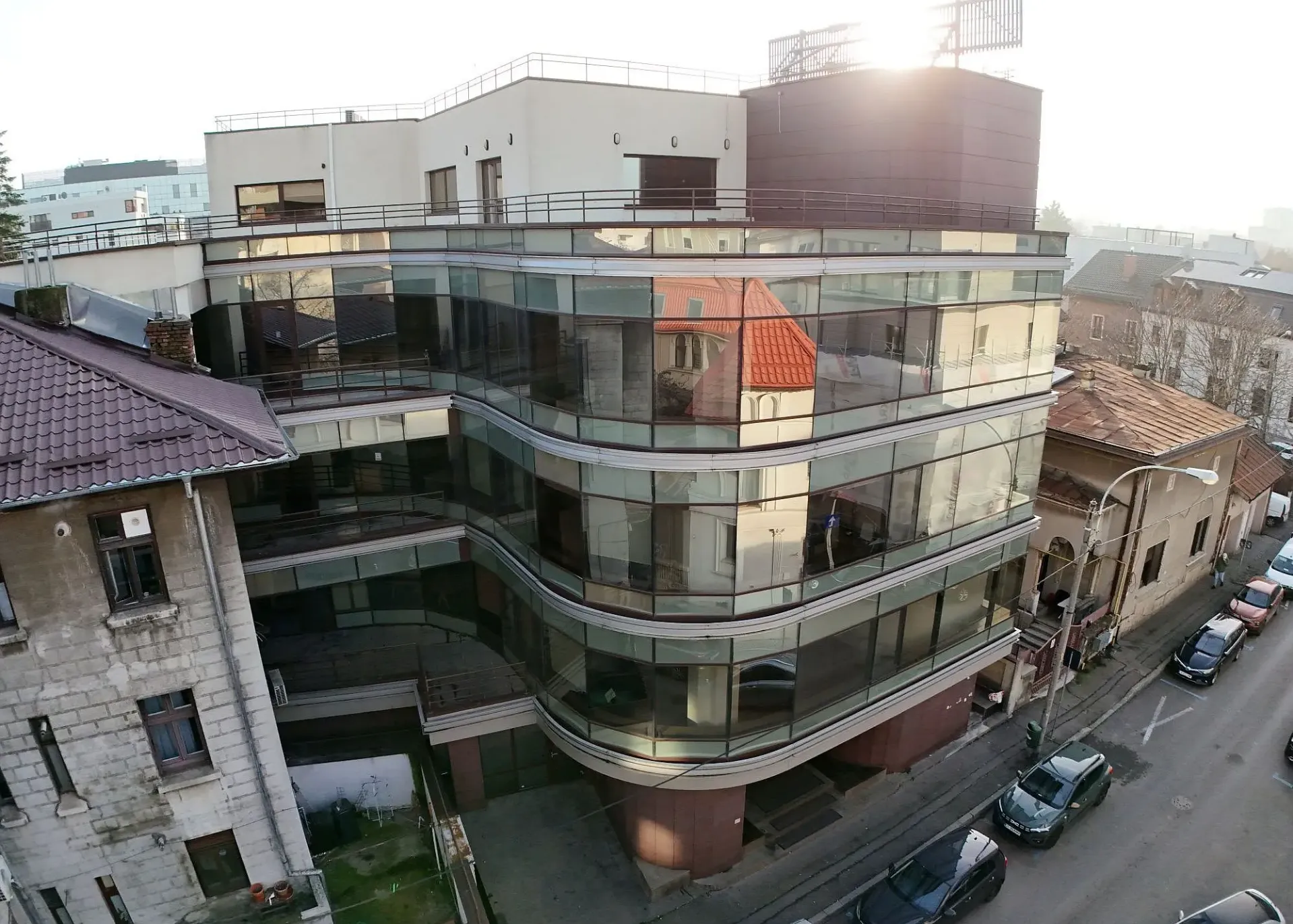 Glass House - poza 1.webp