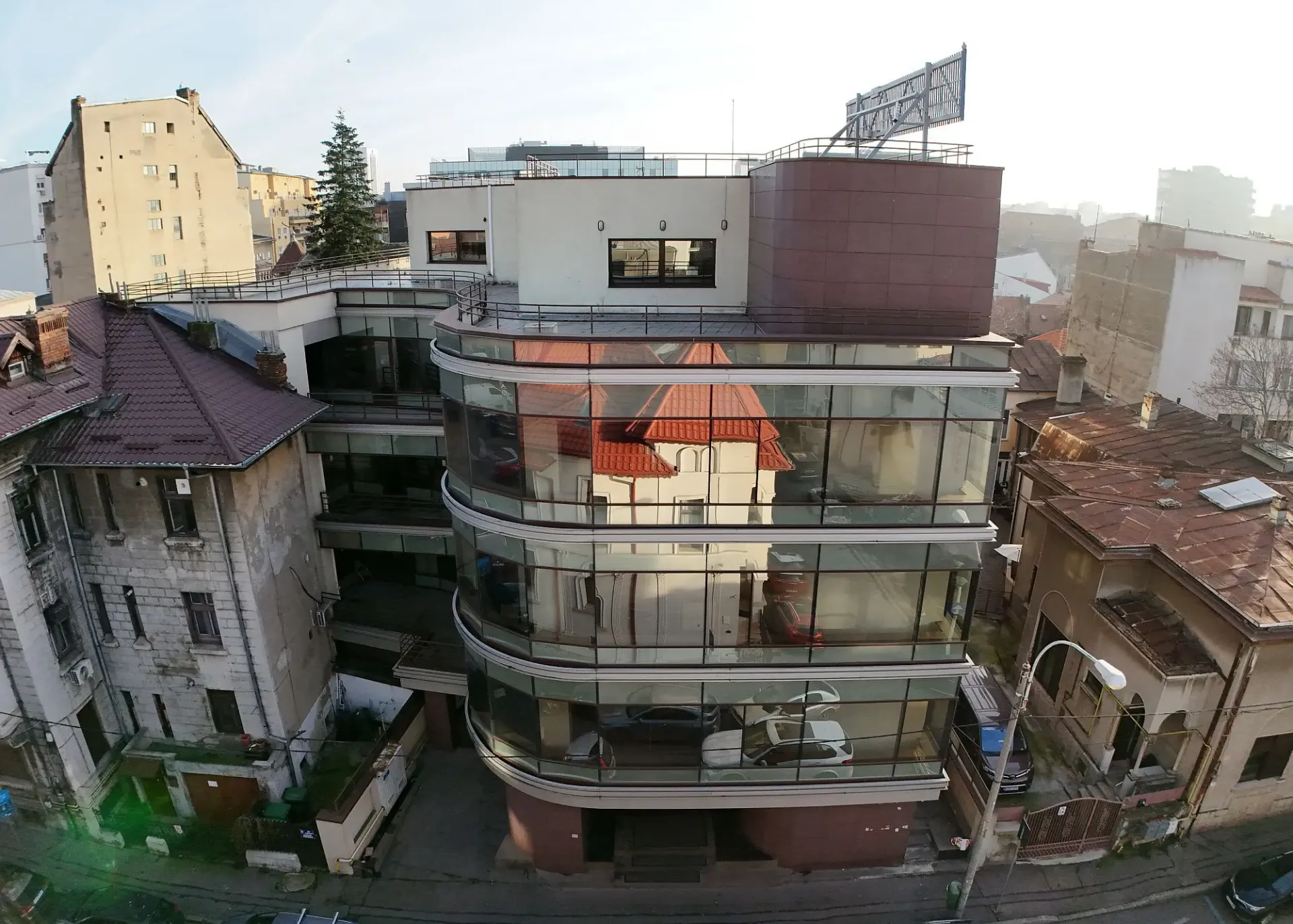 Glass House - poza 2.webp