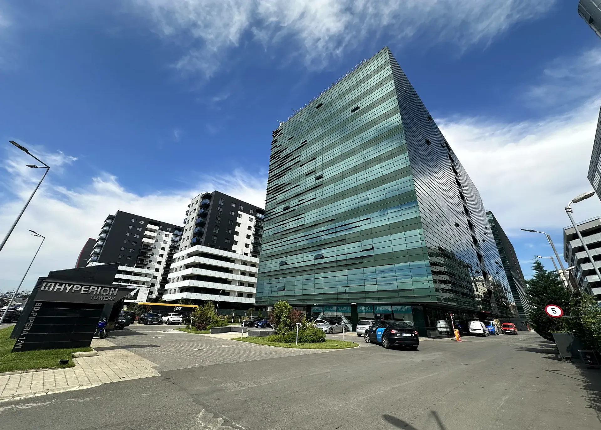 Hyperion Towers - poza 2.webp