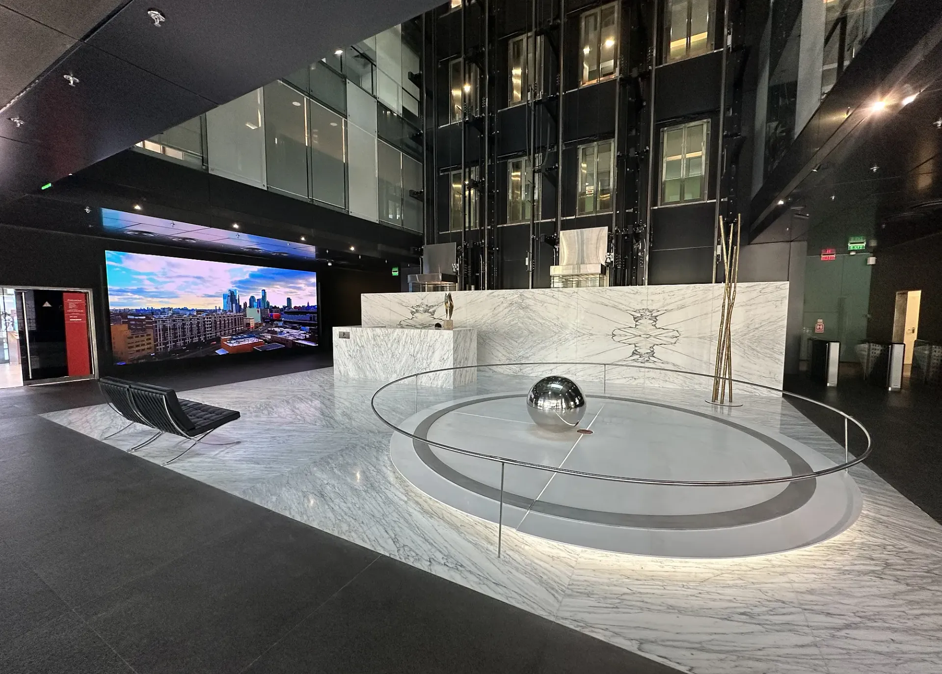 Charles de Gaulle Plaza - poza7.webp